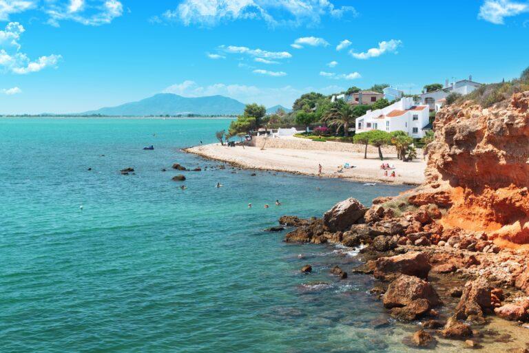 Las zonas costeras más baratas para comprar una casa en España en 2024